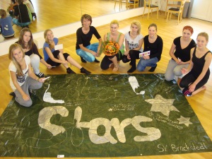 Black Stars mit Trainerin Linda Ackermann (5. v. l.) und Jugend- und Sozialwartin Kerstin Wollny des SV Brackstedt (4. v. l.)