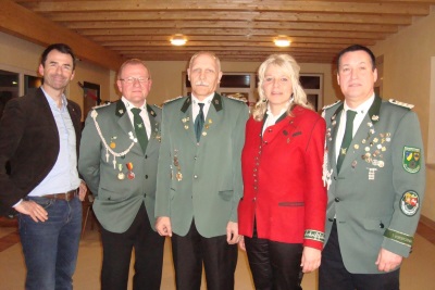 von links nach rechts: Jugendleiter Henning Malina, stellv. Schießsportleiter Manfred Stelter, Schießsportleiter Klaus Mecke, Schriftführerin Anja Topp, Vorsitzender Frank-Michael Topp