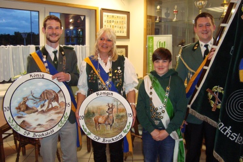 Von links nach rechts: König Jonathan Kretschmann, Königin Anja Topp, Jugendkönig Tian Malina und Fahnenträger Matthias Thom