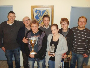 Von links: Marc Helmke, Manfred Wochnik, Skatsieger Michael Werner, Spartenleiter und Organisator Bernhard Hannig, Kniffel-Siegerin Sarah Fuchs, Ines Wochnik, Ralf Diedrichs.